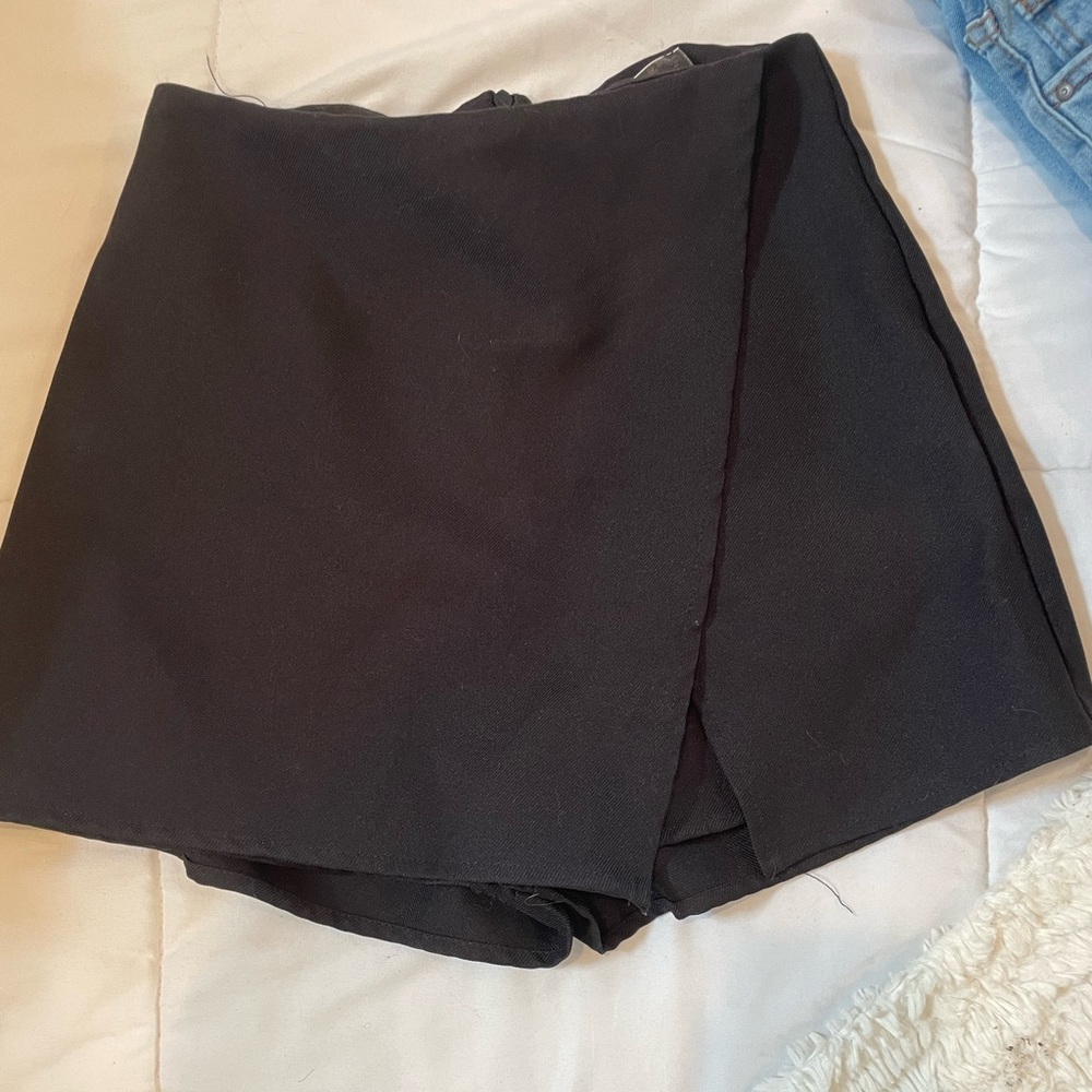 Black skort